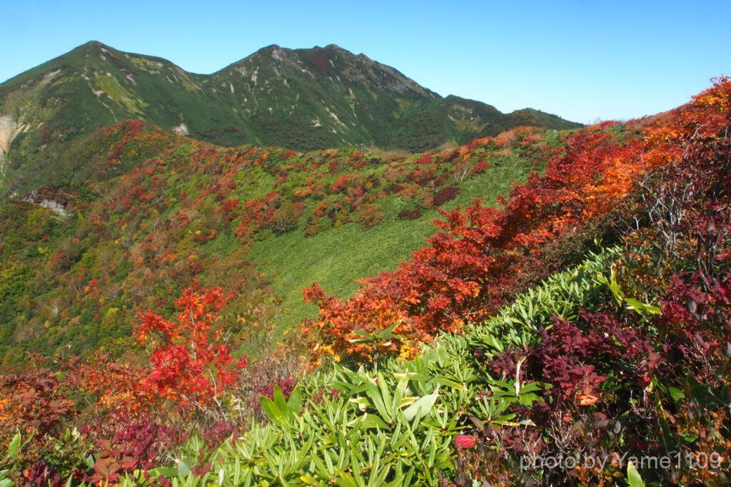 白毛門から見た朝日岳