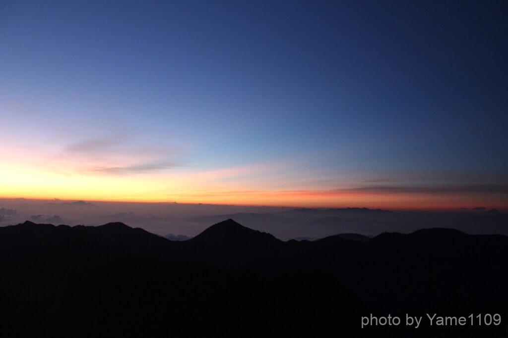 槍ヶ岳山頂で迎える夜明け