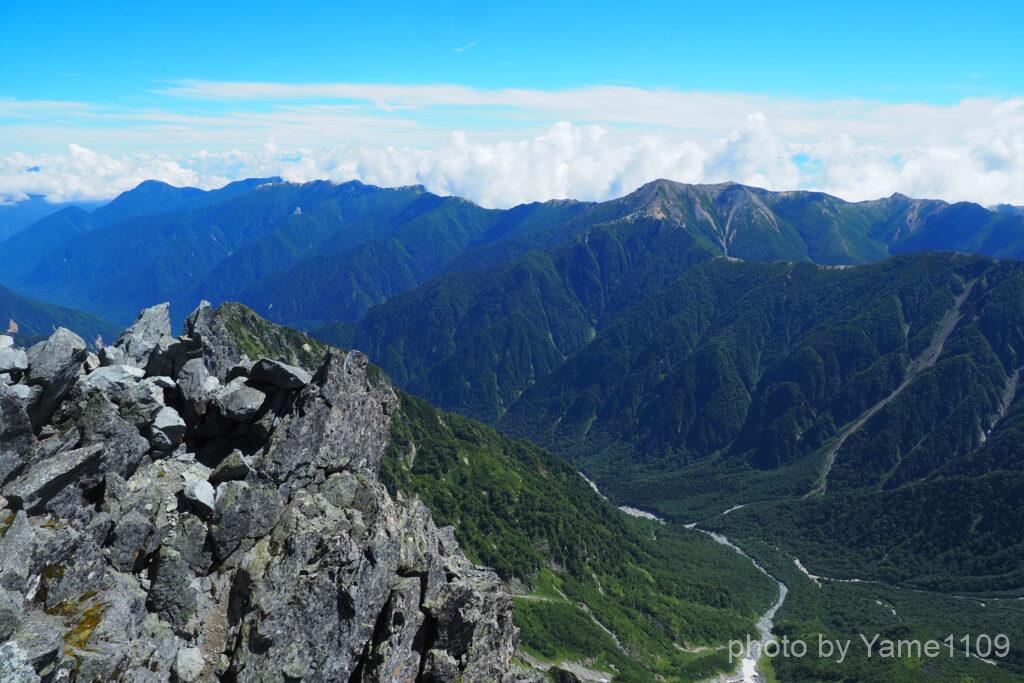 山頂から見た燕岳と大天井岳
