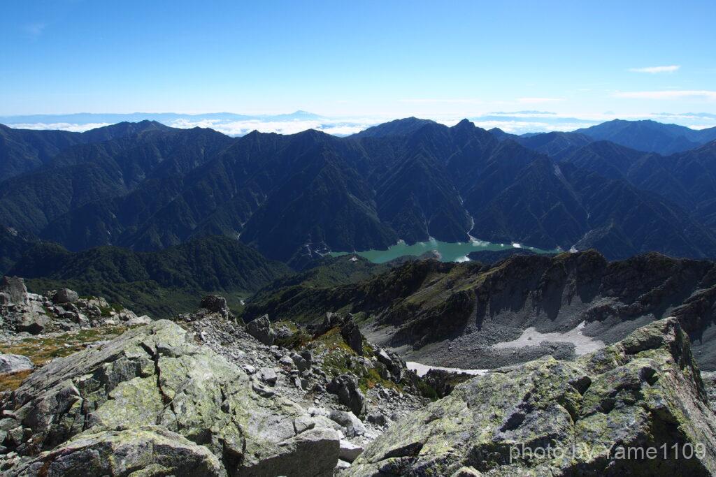 大汝山山頂から黒部ダムと後立山を望む
